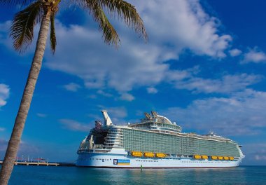 Coco Cay, Bahamalar - 29 Nisan 2022: Denizlerin Senfonisi, Cococay 'da demirli olan en büyük yolcu gemisidir.