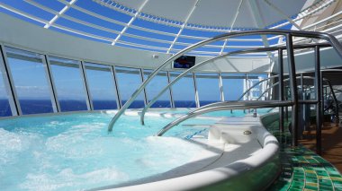 Miami, ABD - 29 Nisan 2022: Deniz Senfonisi 'ndeki solaryum, 29 Nisan 2022 tarihinde ABD' nin Miami kentindeki en büyük yolcu gemisidir.