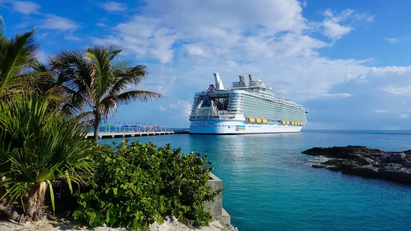 2022年4月29日 バハマのココ ロイヤル カリブ海クルーズ ラインが所有するプライベートアイランド ポスト ココカイ島に停泊する最大のクルーズ船です — ストック写真