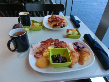 Soyut lüks yolcu gemisinde yemek odası büfesi. Modern yolcu gemisinde sağlıklı bir kahvaltı.