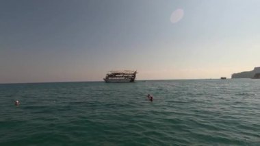 Kemer, Antalya, Türkiye - 11 Mayıs 2021: 11 Mayıs 2021 'de Türkiye' nin Antalya kentinin Kemer kentinde ilk sırada Altın Lotus 4 yıldızlı otelin plajı panoraması