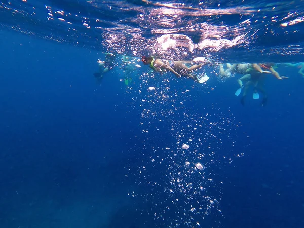 Die Leute Beim Schnorcheln Unter Wasser Und Beim Angeln Mit — Stockfoto