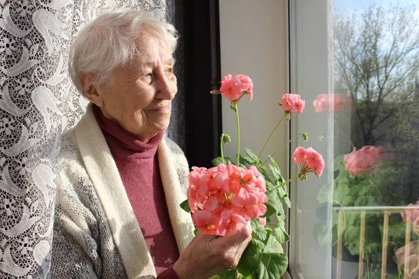 Старая Одинокая Женщина Сидит Окна Своем Доме Цветами — стоковое фото