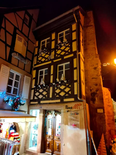 Eguisheim Alsace France 2021年12月30日 Eguisheim的夜景 Eguisheim是法国Alsace葡萄酒区的一个传统村庄 有一座传统的房子 现在是一个葡萄酒陈腐场所 — 图库照片