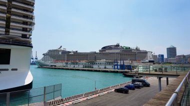 Cenova, Liguria, İtalya - 28 Nisan 2023: Ceneviz Limanı 'ndaki MSC terminalinin panoramik görüntüsü, yolcu gemileri, yatları ve tekneleri 28 Nisan 2023