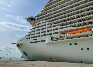 La Guell Tunus - 28 Nisan 2023: La Guell Tunus limanındaki MSC Grandiosa yolcu gemisi