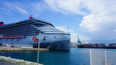 Marsilya, Fransa - 29 Mayıs 2023: Marsilya limanından Bakire Seyahat Gemisi Valiant Lady 'nin görüntüsü.