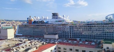 Napoli, İtalya - 27 Mayıs 2023: Kraliyet Karayipleri 'nin yeni gemi Odyssey' si 27 Mayıs 2023 'te İtalya' nın Napoli limanına yanaştı.