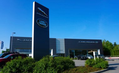 Krakow, Polonya - 21 Mayıs 2023: Jaguar Land Rover logosu. Land Rover, İngiliz çok uluslu otomobil üreticisi Jaguar Land Rover 'ın sahip olduğu dört teker çekişli araçlarda uzmanlaşmış bir otomobil markası.