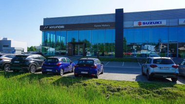 Krakow, Polonya - 21 Mayıs 2023: Güneşli bir günde sergi binasında Hyundai logosu. Hyundai Güney Koreli otomobil ve ticari araç üreticisi.