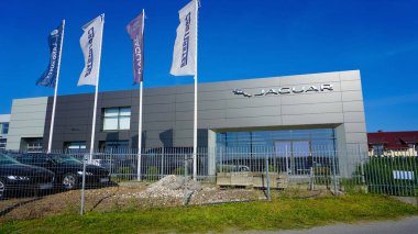 Krakow, Polonya - 21 Mayıs 2023: Jaguar Land Rover logosu. Land Rover, İngiliz çok uluslu otomobil üreticisi Jaguar Land Rover 'ın sahip olduğu dört teker çekişli araçlarda uzmanlaşmış bir otomobil markası.