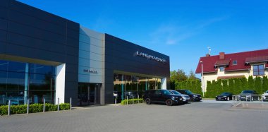 Krakow, Polonya - 21 Mayıs 2023: Jaguar Land Rover logosu. Land Rover, İngiliz çok uluslu otomobil üreticisi Jaguar Land Rover 'ın sahip olduğu dört teker çekişli araçlarda uzmanlaşmış bir otomobil markası.