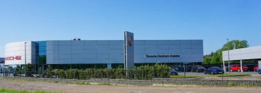 Krakow, Polonya - 21 Mayıs 2023: Porsche AG, merkezi Stuttgart 'ta bulunan Alman otomobil üreticisi, yüksek performanslı spor arabalar, SUV ve sedan üreticisi..