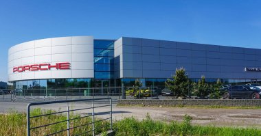 Krakow, Polonya - 21 Mayıs 2023: Porsche AG, merkezi Stuttgart 'ta bulunan Alman otomobil üreticisi, yüksek performanslı spor arabalar, SUV ve sedan üreticisi..