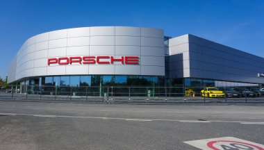 Krakow, Polonya - 21 Mayıs 2023: Porsche AG, merkezi Stuttgart 'ta bulunan Alman otomobil üreticisi, yüksek performanslı spor arabalar, SUV ve sedan üreticisi..