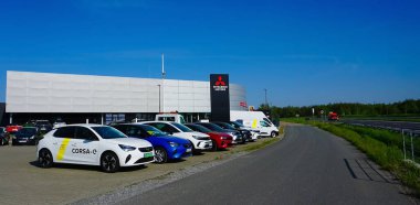 Krakow, Polonya - 21 Mayıs 2023: Mitsubishi Motor Şirketi. Mitsubishi Motor Corporation, merkezi Minato, Tokyo, Japonya 'da bulunan çok uluslu bir Japon otomobil üreticisi.