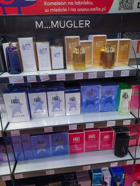 Krakow, Polonya - 21 Mayıs 2023 Thierry Mugler Alien, Melek parfümü satışa sunuldu, Thierry Mugler tarafından yaratılan parfüm, Fransız moda tasarımcısı