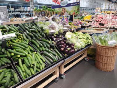 Krakow, Polonya - 21 Mayıs 2023: Carrefour süpermarket içi. Carrefour Avrupa 'nın en önemli hipermarket zincirlerinden biridir.