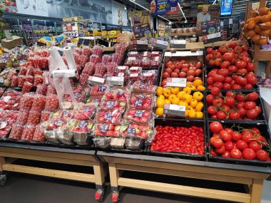 Krakow, Polonya - 21 Mayıs 2023: Carrefour süpermarket içi. Carrefour Avrupa 'nın en önemli hipermarket zincirlerinden biridir.