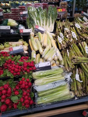 Krakow, Polonya - 21 Mayıs 2023: Carrefour süpermarket içi. Carrefour Avrupa 'nın en önemli hipermarket zincirlerinden biridir.