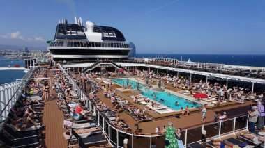 Barcelona, İspanya - 25 Mayıs 2023: İtalya 'da inşa edilen büyük yolcu gemisi MSC Grandiosa' daki kaynama havuzu.