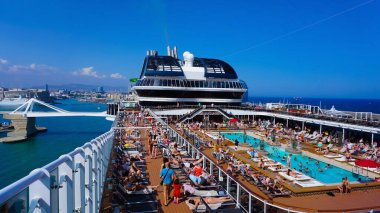 Barcelona, İspanya - 25 Mayıs 2023: İtalya 'da inşa edilen büyük yolcu gemisi MSC Grandiosa' daki kaynama havuzu.