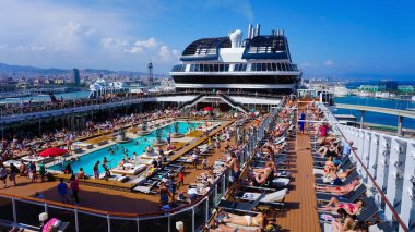 Barcelona, İspanya - 25 Mayıs 2023: İtalya 'da inşa edilen büyük yolcu gemisi MSC Grandiosa' daki kaynama havuzu.