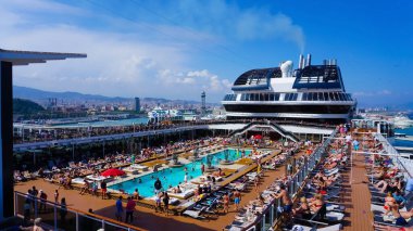 Barcelona, İspanya - 25 Mayıs 2023: İtalya 'da inşa edilen büyük yolcu gemisi MSC Grandiosa' daki kaynama havuzu.