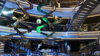 Barcelona, İspanya - 25 Mayıs 2023: İtalya 'da inşa edilen en büyük yolcu gemisi olan MSC Grandiosa' da bulunan Atrium 'un içi.