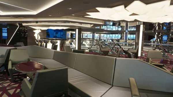 Barcelona, İspanya - 25 Mayıs 2023: İtalya 'da inşa edilen en büyük yolcu gemisi olan MSC Grandiosa' da bulunan Atrium 'un içi.