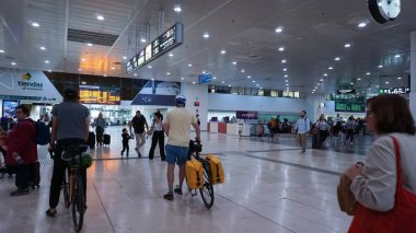 Barselona, İspanya - 30 Mayıs 2023: Barcelona El Prat havaalanının kalkış bölümünde yürüyen insanların görüntüsü.