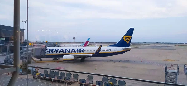 스페인 바르셀로나 2023 라이언에어 737 스페인 바르셀로나의 공항에 — 스톡 사진