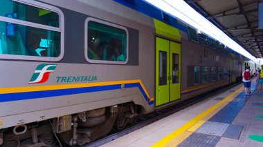 Cenova, İtalya - 28 Mayıs 2023: 28 Mayıs 2023 'te İtalya' nın Cenova kentindeki Trenitalia tren istasyonunda veya tren istasyonunda kapatın