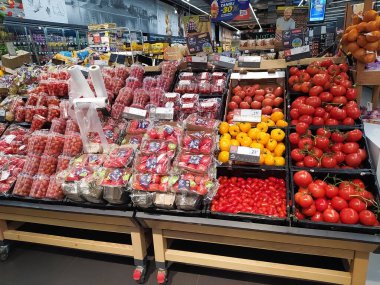 Krakow, Polonya - 21 Mayıs 2023: Carrefour süpermarket içi. Carrefour Avrupa 'nın en önemli hipermarket zincirlerinden biridir.