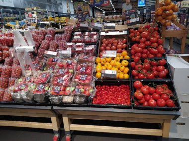 Krakow, Polonya - 21 Mayıs 2023: Carrefour süpermarket içi. Carrefour Avrupa 'nın en önemli hipermarket zincirlerinden biridir.