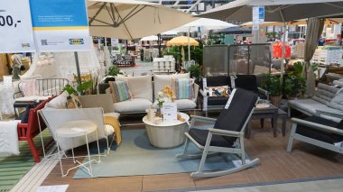 Krakow, Polonya - 21 Mayıs 2023: 21 Mayıs 2023 'te Polonya' nın Krakow kentindeki Ikea mobilya mağazasında modern iç mekan satışa sunuldu.