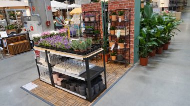 Krakow, Polonya - 21 Mayıs 2023: 21 Mayıs 2023 'te Polonya' nın Krakow kentindeki Ikea mobilya mağazasında modern iç mekan satışa sunuldu.