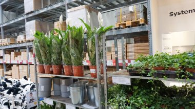 Krakow, Polonya - 21 Mayıs 2023: 21 Mayıs 2023 'te Polonya' nın Krakow kentindeki Ikea mobilya mağazasında modern iç mekan satışa sunuldu.