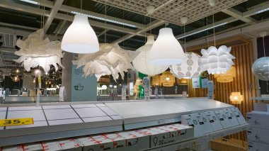 Krakow, Polonya - 21 Mayıs 2023: 21 Mayıs 2023 'te Polonya' nın Krakow kentindeki Ikea mobilya mağazasında modern iç mekan satışa sunuldu.