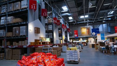 Krakow, Polonya - 21 Mayıs 2023: 21 Mayıs 2023 'te Polonya' nın Krakow kentindeki Ikea mobilya mağazasında modern iç mekan satışa sunuldu.