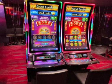 Barselona, İspanya - 25 Mayıs 2023: İtalya 'da inşa edilen yolcu gemisi MSC Grandiosa' da kumarhanedeki kumar makinelerinin içi.