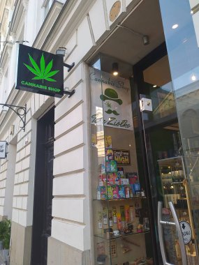 Rzeszow, Polonya - 21 Mayıs 2023: Polonya 'nın Rzeszow kentindeki dükkanda hatıra olarak kavanozlarda esrar ve diğer otların satışı