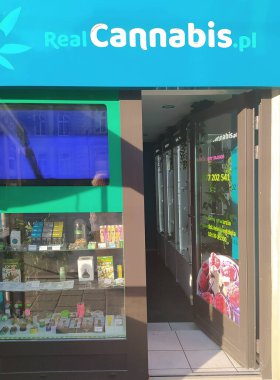 Rzeszow, Polonya - 21 Mayıs 2023: Polonya 'nın Rzeszow kentindeki dükkanda hatıra olarak kavanozlarda esrar ve diğer otların satışı