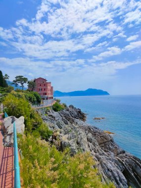 Ligurian köyü Nervi Cenova İtalya 'nın müstehcen deniz kenarı geçidi.