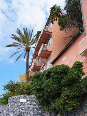 Nervi, şimdi İtalya 'nın Liguria bölgesindeki bir sahil beldesi olan Cenova' nın eski bir balıkçı köyü.