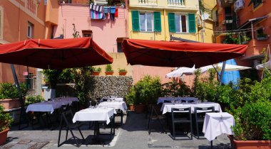 Nervi, Genoa, İtalya - 28 Mayıs 2023: Nervi 'deki kafe, şu anda İtalya' nın Cenova kentinde bir balıkçı köyü.