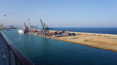 Barselona, İspanya - 23 Mayıs 2023: Mavi denize karşı kargo limanının görüntüsü. İspanya, Barcelona 'daki MSC Grandiosa yolcu gemisinden görüntü