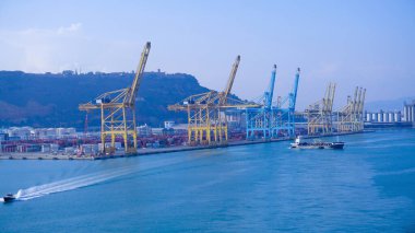 İspanya, Barcelona 'daki mavi denize karşı kargo limanının görüntüsü