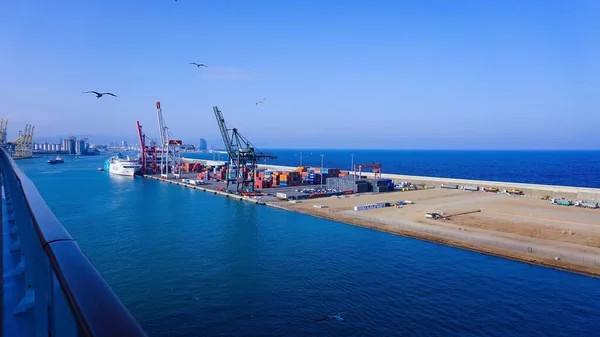スペイン バルセロナ2023年5月23日 青い海に対する貨物港の眺め クルーズ船からの眺め Msc Grandiosa Barcelona Spain — ストック写真
