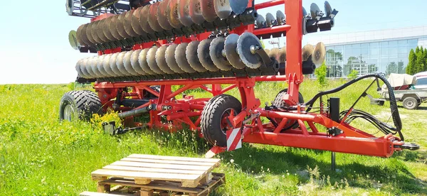 Großer Scheibenpflug Für Traktoren Die Felder Gegen Den Himmel Pflügen — Stockfoto